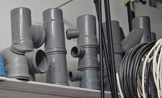אביזרי צנרת PVC לאינסטלציה, כפי שנמכרים באבי סנטר טמבוריה חולון