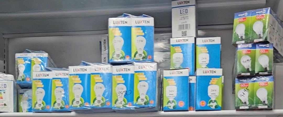 נורות LED LUXTEN ו-Megatop במגוון עוצמות, כפי שנמכרות באבי סנטר טמבוריה חולון