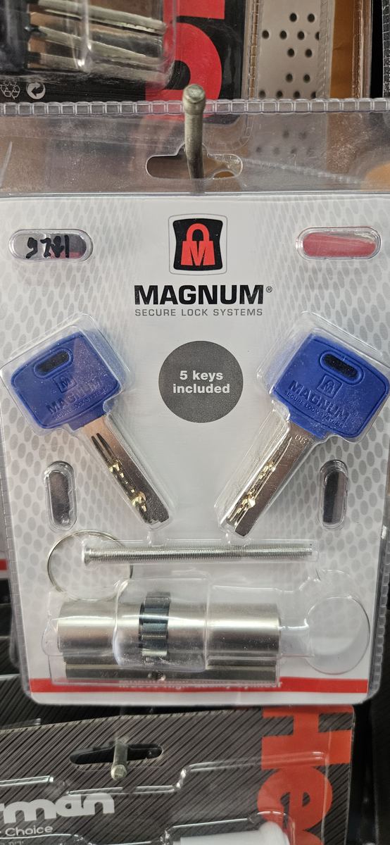 צילינדר Magnum עם 5 מפתחות כלולים, מוצג בחנות אבי סנטר טמבוריה