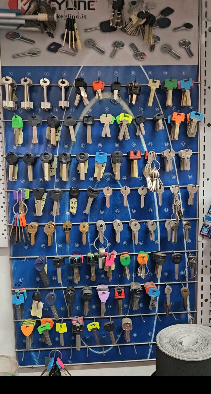 לוח בוהני מפתחות KEYLINE עם עשרות סוגי מפתחות, כפי שמוצג באבי סנטר טמבוריה חולון